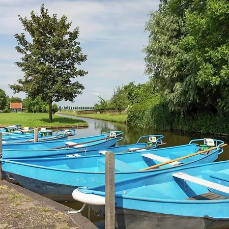 Chalet Comfortable With Microwave, Alkmaar At 15km *